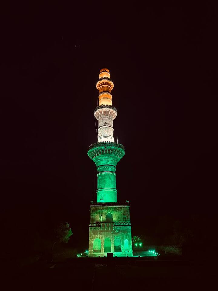 देवगिरी किल्ल्यातील हे मोहक रूप पाहण्यासाठी पर्यटक गर्दी करत आहे.