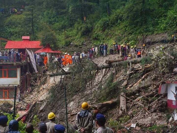वहीं सोलन जिले के जादोन गांव में बादल फटने से रविवार रात एक ही परिवार के सात सदस्यों की मौत हो गयी. जिले में बादल फटने के बाद दो मकान बह गए.