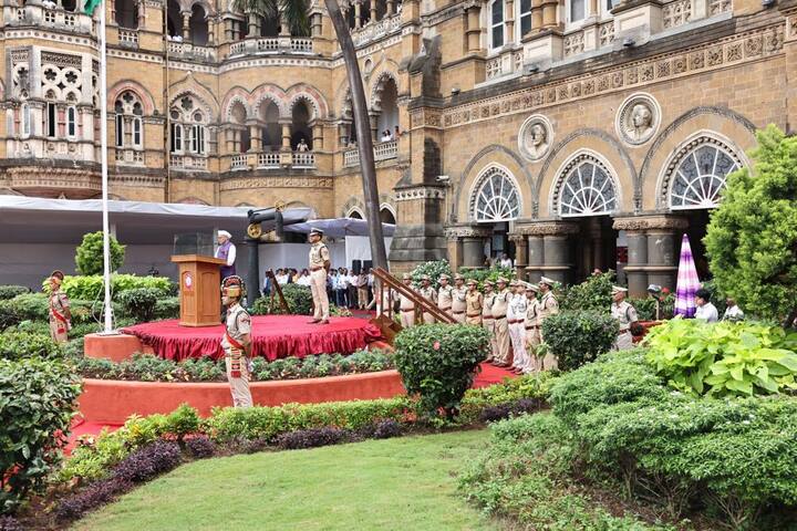 भारताच्या स्वातंत्र्यलढ्यात रेल्वेने देशाचे एकीकरण, नेते आणि स्वातंत्र्यसैनिकांच्या चळवळीत महत्त्वाची भूमिका बजावली. स्वातंत्र्यलढ्यातील अनेक महत्त्वाच्या घटनांचे साक्षीदार रेल्वे परिसर आणि रेल्वेगाड्याही आहेत, असे लालवानी म्हणाले.
