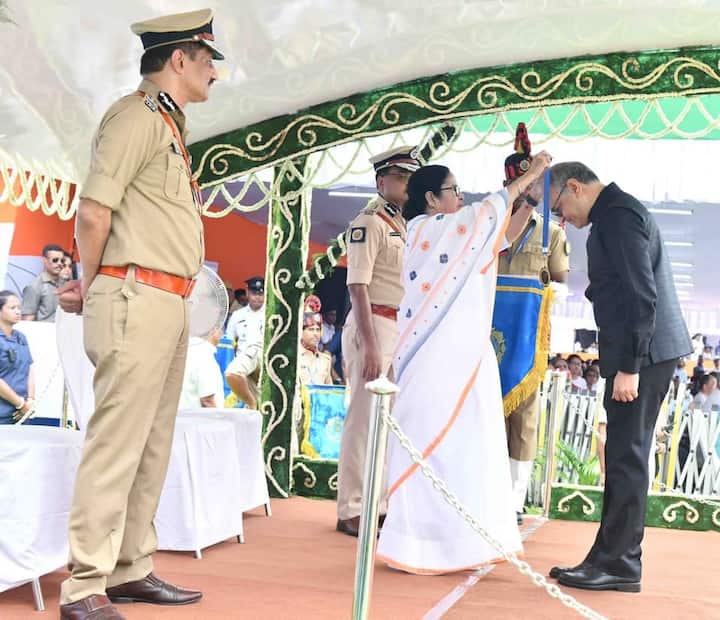 আমলা ও পুলিশ আধিকারিকদের পুরস্কৃত করেন মুখ্যমন্ত্রী।