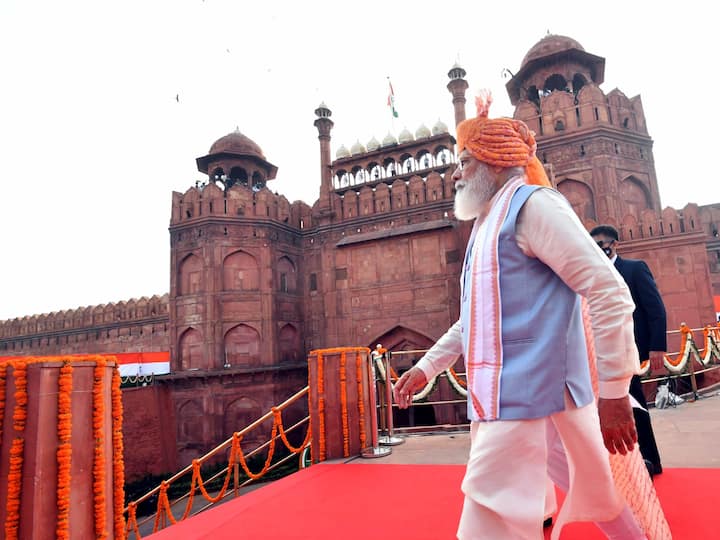 PM Modi wore a saffron headgear with red patterns and a long tail for the 75th Independence Day in 2021. He wore this along with a kurta, a blue jacket and a stole. (Source: Twitter/@narendramodi)
