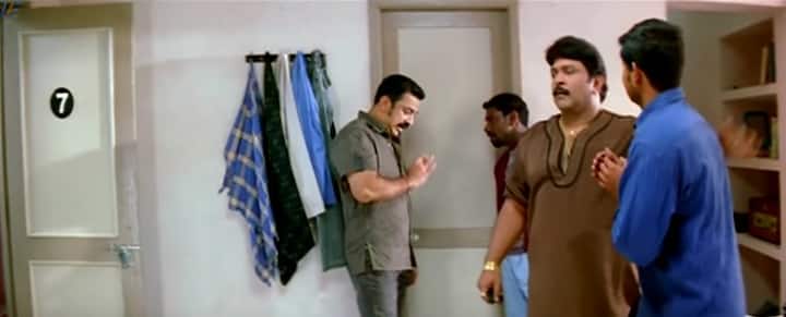 இப்படத்தில் கமல் - கிரேஸி மோகன் கூட்டணியில் வரும் காமெடி பார்வையாளர்கள் வயிறு குலுங்க சிரிக்க வைத்தது. அதோடு இவர்கள் இருவருக்கும் இணையாக பிரகாஷ்ராஜ் நடிப்பில் அசத்தியிருப்பார்.