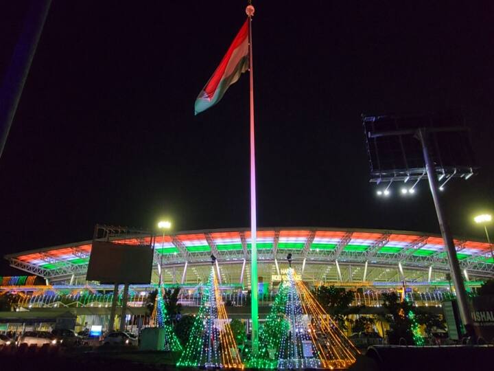 Tricolor Chennai Airport : மூவர்ண நிறத்தில் காட்சியளிக்கும் சென்னை சர்வதேச விமான நிலையத்தின் புகைப்படங்களை இங்கு காணலாம்.