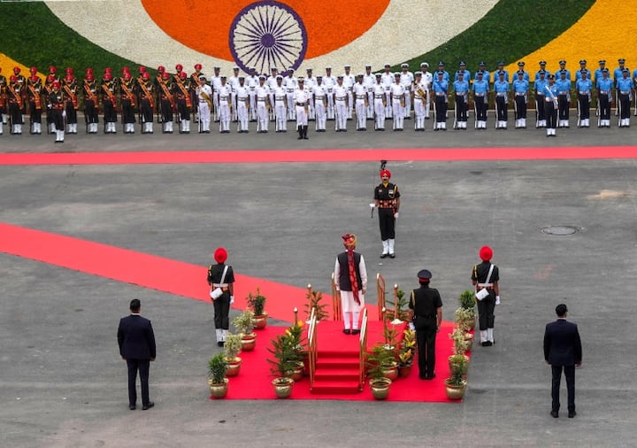 सचिव ने दिल्ली के जनरल अफसर कमांडिंग (जीओसी) लेफ्टिनेंट जनरल धीरज सेठ का मोदी से परिचय करवाया. जीओसी के साथ प्रधानमंत्री सलामी वाली जगह की ओर बढ़े, जहां सशस्त्र बलों के तीनों अंगों और पुलिस गार्ड ने उन्हें सलामी दी.