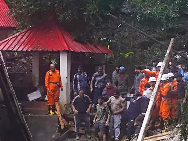 हिमाचल प्रदेश (Himachal Pradesh) में बारिश ने भारी तबाही मचाई है. यहां कई जगहों पर बादल फटे और लैंडस्लाइड हुआ.