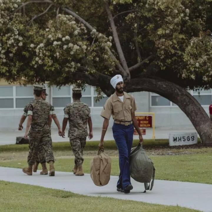 ਸੰਘੀ ਅਦਾਲਤ ਦੇ ਜੱਜ ਨੇ ਜਸਕੀਰਤ ਸਿੰਘ ਨੂੰ ਧਾਰਮਿਕ ਚਿੰਨ੍ਹਾਂ ਸਮੇਤ ਫ਼ੌਜੀ ਸੇਵਾ ਦੀ ਇਜਾਜ਼ਤ ਦਿੱਤੀ ਸੀ। ਇਹ ਆਦੇਸ਼ ਇੱਕ ਸਾਲ ਪਹਿਲਾਂ ਸਿੱਖ, ਯਹੂਦੀ ਤੇ ਮੁਸਲਮਾਨ ਤਿੰਨ ਨੌਜਵਾਨਾਂ ਵੱਲੋਂ ਧਾਰਮਿਕ ਮਾਨਤਾਵਾਂ ਦੀ ਮੰਗ ਸਬੰਧੀ ਜਲ ਸੈਨਾ 'ਤੇ ਕੀਤੇ ਗਏ ਮੁਕੱਦਮੇ 'ਚ ਦਿੱਤਾ ਗਿਆ ਸੀ।