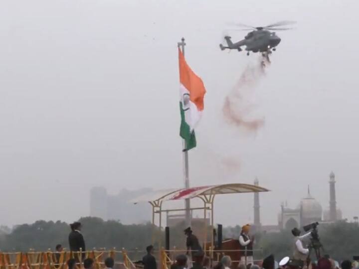 IAF helicopter showers flower petals after flag hoisting by PM Modi at Red Fort on the 77th Independence Day Watch Video: தேசிய கொடி ஏற்றிய பிரதமர்.. பூக்களை தூவி வாழ்த்திய விமானப்படை ஹெலிகாப்டர்.. வீடியோ..