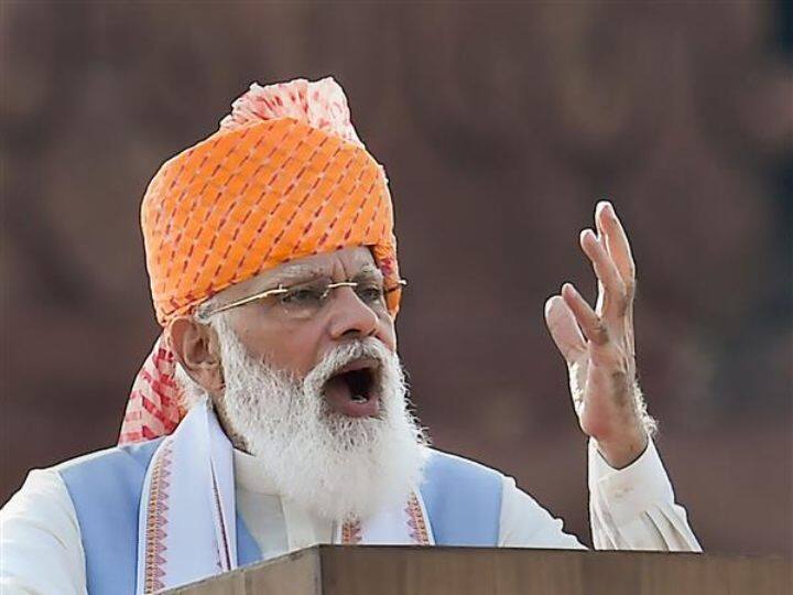 साल 2021 पर प्रधानमंत्री नरेंद्र मोदी ने पारंपरिक भगवा पगड़ी पहनकर लाल किले से देश को संबोधित किया था.