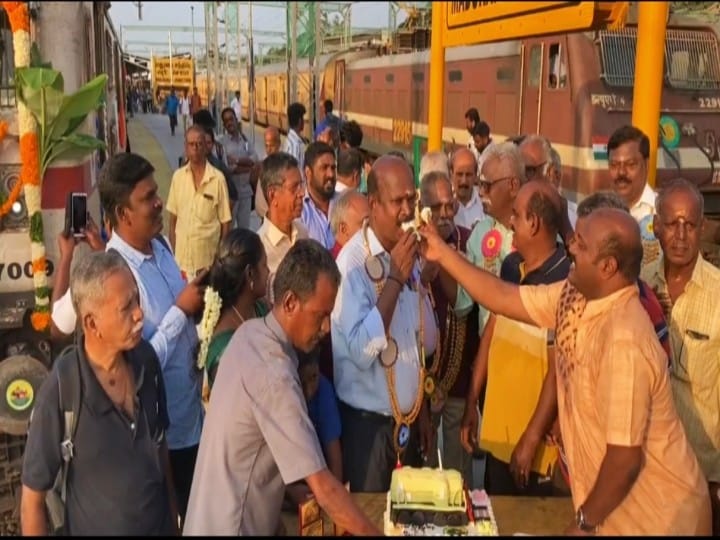 Vaigai Express Train: வைகை எக்ஸ்பிரஸ் ரயிலுக்கு 46வது பிறந்தநாள்; மதுரையில் கேக் வெட்டி கொண்டாடிய ரயில் பயணிகள்