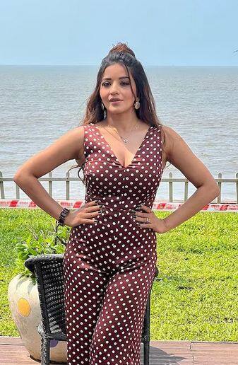 ਮੋਨਾਲੀਸਾ ਹਮੇਸ਼ਾ ਹਰ ਤਰ੍ਹਾਂ ਦੇ ਪੱਛਮੀ ਅਤੇ ਰਵਾਇਤੀ ਪਹਿਰਾਵੇ ਵਿੱਚ ਪ੍ਰਸ਼ੰਸਕਾਂ ਦਾ ਦਿਲ ਜਿੱਤਣ ਵਿੱਚ ਸਫਲ ਰਹਿੰਦੀ ਹੈ।