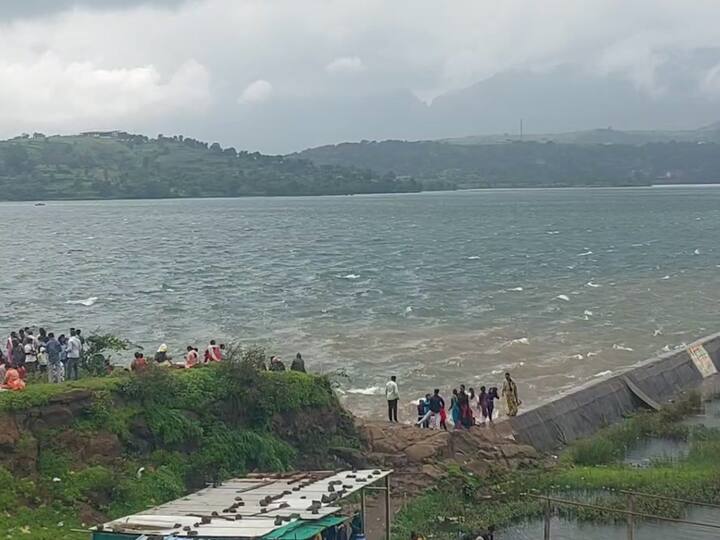 अहमदनगर जिल्ह्यात यावर्षी अद्यापही समाधानकारक पाऊस पडलेला नाही मात्र धरणाच्या पाणलोट क्षेत्रात दमदार पाऊस बरसला आहे.