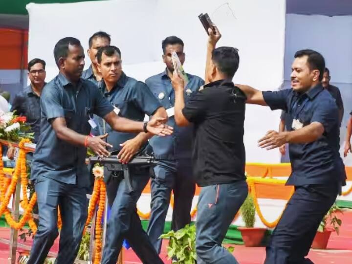 Nitish Kumar Security: नीतीश कुमार नाम के शख्स ने CM की सुरक्षा में लगाई सेंध, VIP के साथ पहुंचा था, DM ने बताया मकसद Nitish Kumar Security: Youth Broke Security For Demand of Job on Compassion Had Reached with VIP Told Patna DM Nitish Kumar Security: नीतीश कुमार नाम के शख्स ने CM की सुरक्षा में लगाई सेंध, VIP के साथ पहुंचा था, DM ने बताया मकसद