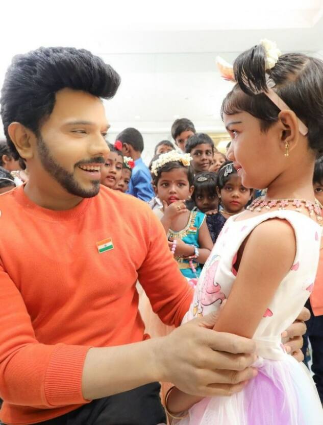 தற்போது சுதந்திர தினத்தை லெஜண்ட் சரவணா குழந்தைகளுடன் கொண்டாடியுள்ளார். அதுமட்டுமின்றி அவர்களுக்கு பரிசு பொருட்களை வழங்கிய வீடியோவையும் பகிர்ந்துள்ளார். இது சமூக வலைதளத்தில் வைரலாகி வருகிறது.