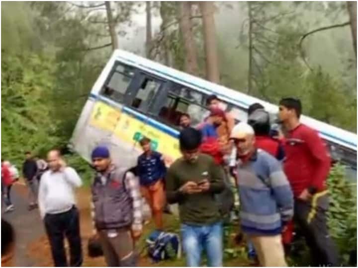 Bus coming from Dehradun to Uttarkashi got stuck on a tree after landing in a ditch Uttarakhand News: देहरादून से उत्तरकाशी आ रही बस सड़क से उतरकर पेड़ पर अटकी, हादसे में 20 यात्री घायल