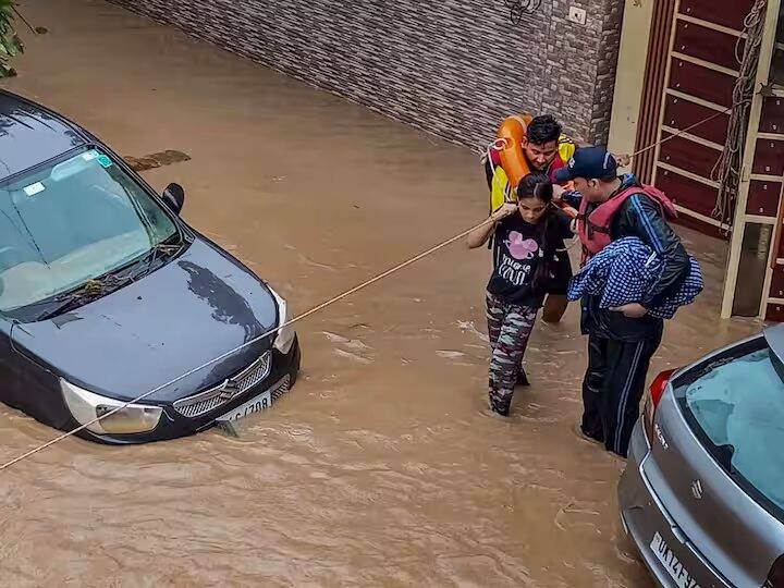 Imd Weather Update ainfall in up bihar delhi ncr on 15 august red alert in uttrakhand know update Imd Weather Update: जश्न-ए-आजादी पर बारिश का साया, दिल्ली-यूपी समेत इन राज्यों में जमकर बरसेंगे बादल, कहीं सताएगी गर्मी