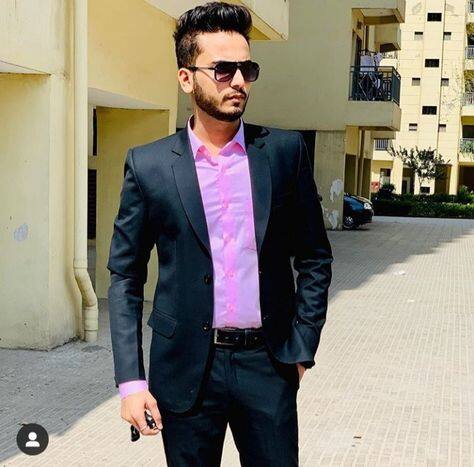 ਐਲਵਿਸ਼ ਯਾਦਵ ਦੀ ਮਹੀਨਾਵਾਰ ਆਮਦਨ 10-15 ਲੱਖ ਰੁਪਏ ਦੇ ਕਰੀਬ ਹੈ। ਇਸ ਸਾਲ ਯਾਨੀ 2023 ਤੱਕ ਭਾਰਤੀ ਯੂਟਿਊਬਰ ਤੇ ਸੋਸ਼ਲ ਮੀਡੀਆ ਸਟਾਰ ਐਲਵਿਸ਼ ਦੀ ਅੰਦਾਜ਼ਨ ਕੁਲ ਜਾਇਦਾਦ 40 ਕਰੋੜ ਰੁਪਏ ਹੈ।