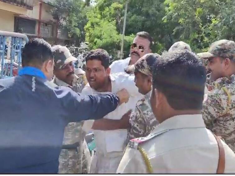 Solapur News Attempted self-immolation of farmer in Solapur  Solapur News : कर्जाची परतफेड करुनही 7/12 वरील बोजा उतरवला नाही, संतप्त शेतकऱ्याचा सोलापुरात आत्मदहनाचा प्रयत्न 
