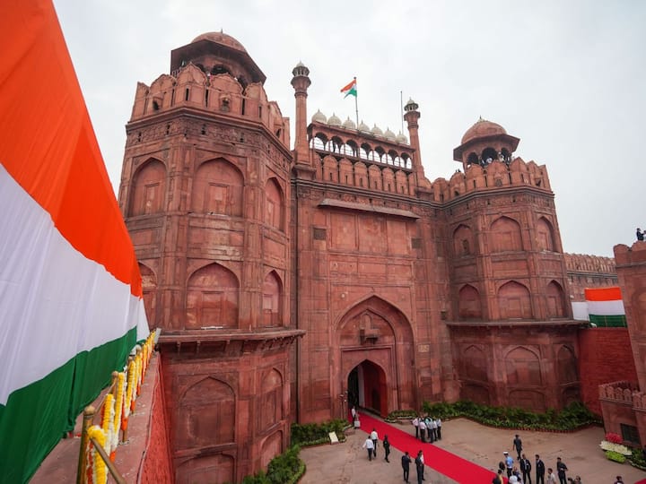 The Red Fort was decorated, with the G-20 logo prominently displayed among the floral decorations this year. PM Modi raised the National Flag, which was followed by the 21-gun salute, the traditional address at the Red Fort, and the national anthem, which was sung by NCC cadets from across the country. (Image Source: X/@narendramodi/PTI)