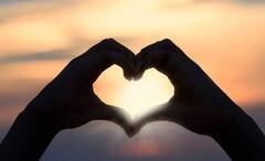 Relationship Tips: জলের মতো স্পষ্ট সবকিছু, তাও অনুভূতি প্রকাশ করতে পারছেন না সামনের জন! বিশেষ কারণ থাকতে পারে