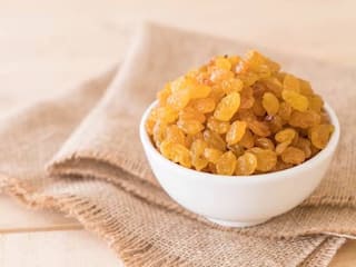 खाली पेट किशमिश खाने के अनेक फायदे हैं, लेकिन इतने से ज्यादा खाएंगे तो शरीर के लिए जहर