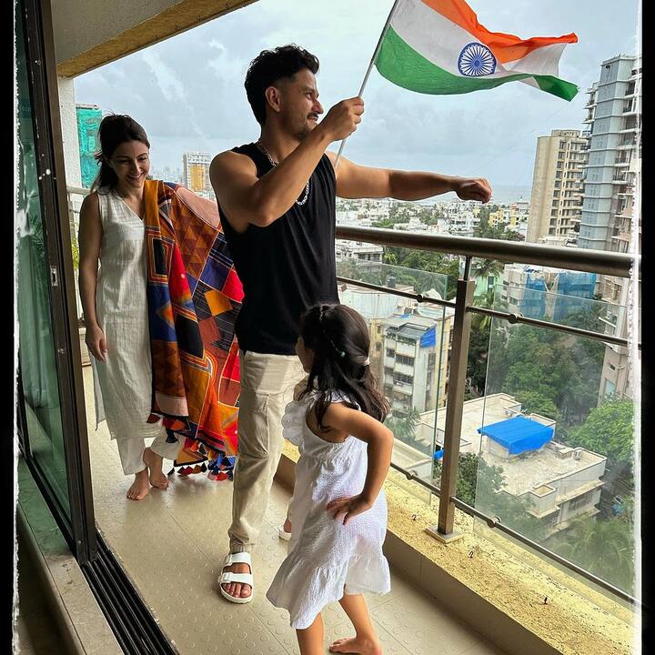 কন্য়া ইনায়া ও স্ত্রী সোহা আলি খানের সঙ্গে স্বাধীনতা দিবস উদযাপন করতে দেখা গেল কুণাল খেমুকেও।