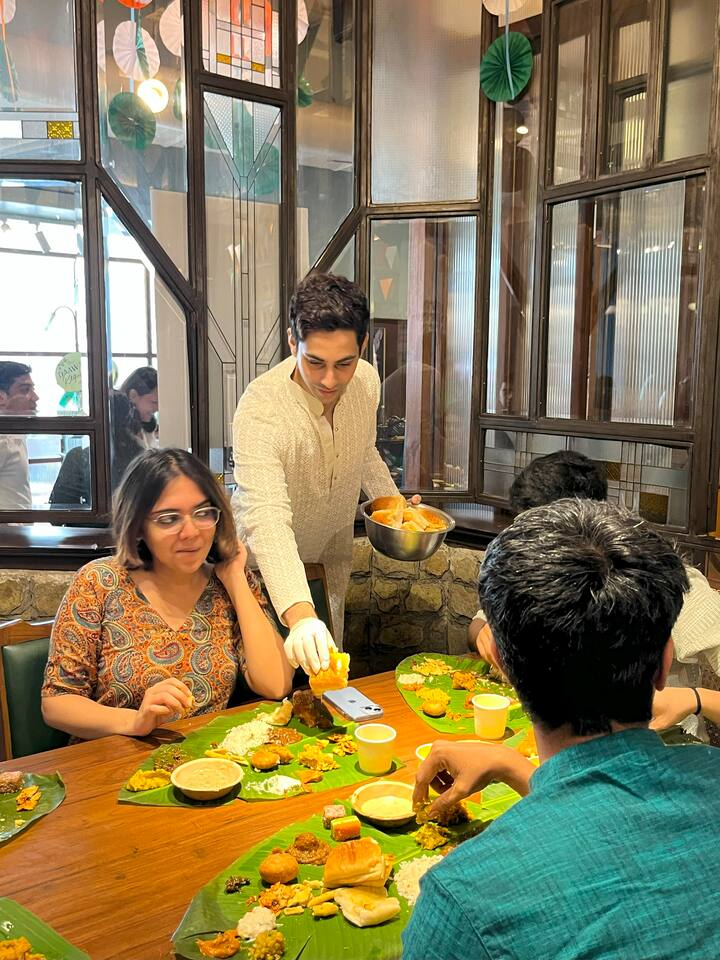 सुहाना के अलावा अगस्त्य नंदा भी इस सेलिब्रेशन में शामिल हुए. जो व्हाइट कुर्ता पहने हुए काफी हैंडसम लग रहे थे.