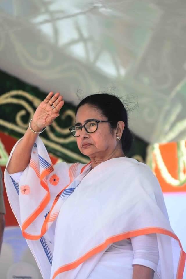 কলকাতা এবং রাজ্য পুলিশের তরফে গার্ড অফ অনার দেওয়া হয় মুখ্যমন্ত্রীকে।