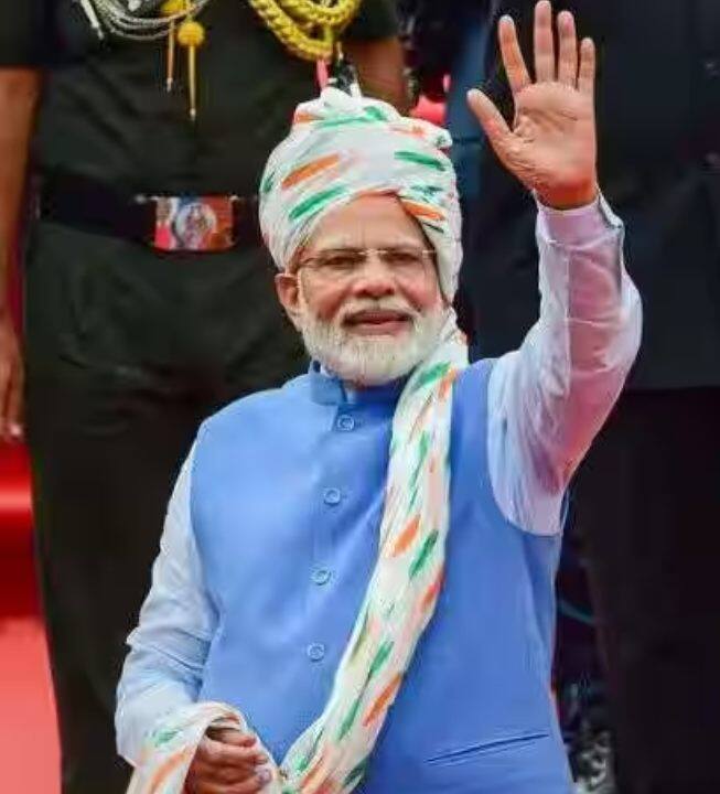 पिछले साल 2022 में 76वें स्वतंत्रता दिवस के अवसर पर पीएम मोदी ने तिरंगे के प्रिंट वाला सफेद साफा पहना था.