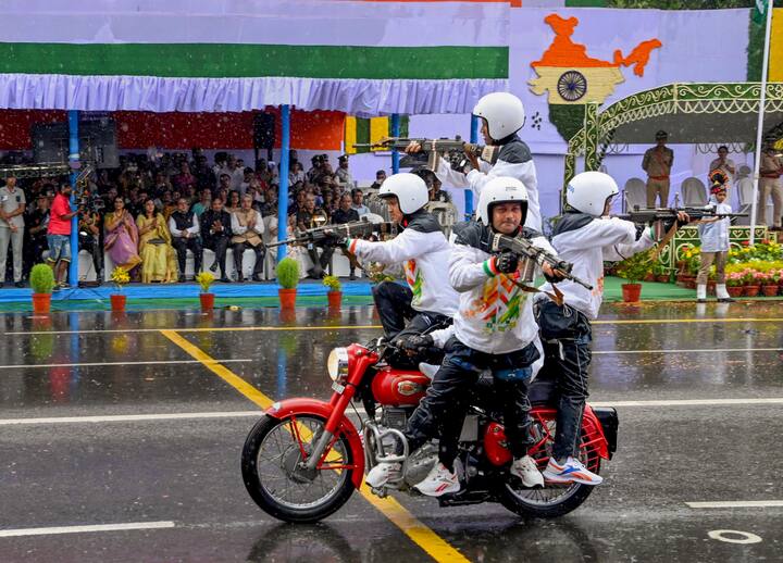 স্বাধীনতা ৭৭। মঙ্গলবার দেশের বিভিন্ন প্রান্তের পাশাপাশি, কলকাতাতেও সাড়ম্বরে পালিত হল দিনটি।