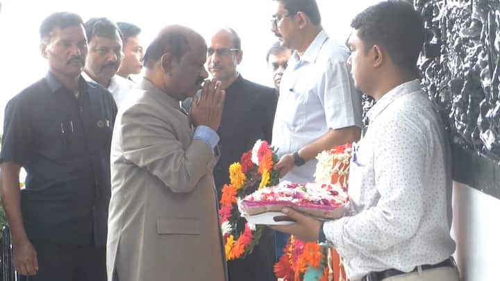 ৭৭ তম স্বাধীনতা দিবস উপলক্ষ্যে ব্যারাকপুরের গান্ধীঘাটে শ্রদ্ধাজ্ঞাপন করলেন রাজ্যপাল সি ভি আনন্দ বোস। প্রার্থনা সভায় অংশ নেন তিনি।