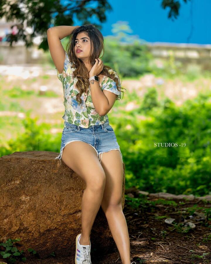 'గోరింటాకు' సీరియల్ తో బుల్లితెర ఆడియన్స్ కు పరిచయమైంది.