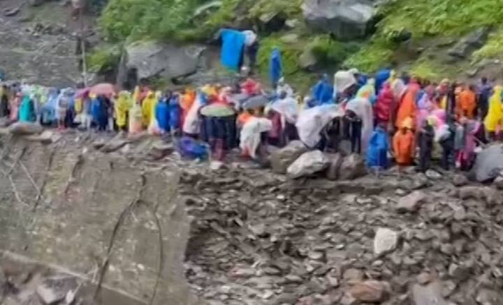 কৃষ্ণনগরে হড়পা বানে ভেসে গিয়েছে কমপক্ষে আটটি বাড়ি।  তাতে দু'জনের মৃত্যু হয়েছে। ওই এলাকার একাধিক বাড়ি খালি করে দিয়েছে প্রশাসন। সোলানে আবার মেঘভাঙা বৃষ্টিতে সাত জনের মৃত্যু হয়েছে সোমবার।