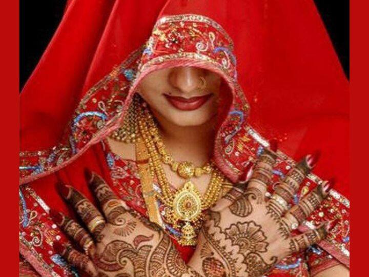 हरियाली तीज व्रत के दिन सुहागिन काले रंग के वस्त्र न पहनें. इसे अशुभ माना जाता है. काला रंग नकारात्मकता को हावी करती हैं. इससे व्रती को पूजा का लाभ नहीं मिलता. साथ ही काली चूड़ियां पहनने से वैवाहिक जीवन में तनाव बढ़ता है.