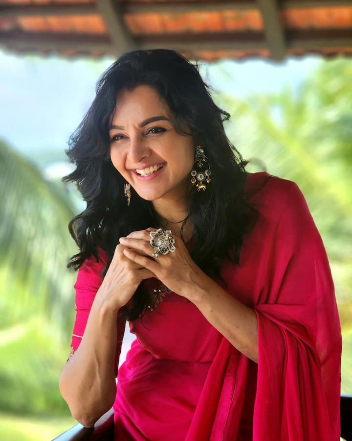 உன்னை காணவே நிலவும் தோன்றிடும் இத்தனை அழகா என்று தேய்ந்திடும்..