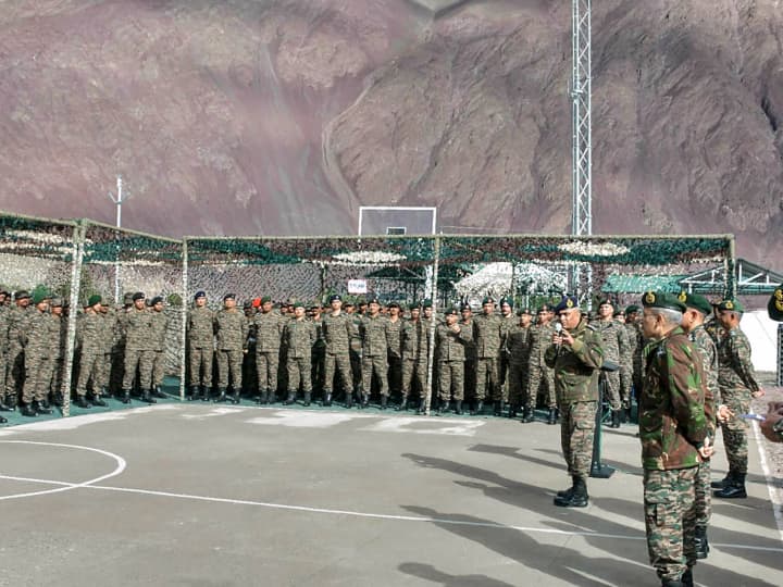 India-China LAC Row: भारत-चीन के बीच कमांडर स्तर की बातचीत में अनसुलझे रहे कई मुद्दे, नहीं निकला ठोस समाधान India and China face off Many issues remained unresolved in commander level talks no concrete solution India-China LAC Row: भारत-चीन के बीच कमांडर स्तर की बातचीत में अनसुलझे रहे कई मुद्दे, नहीं निकला ठोस समाधान