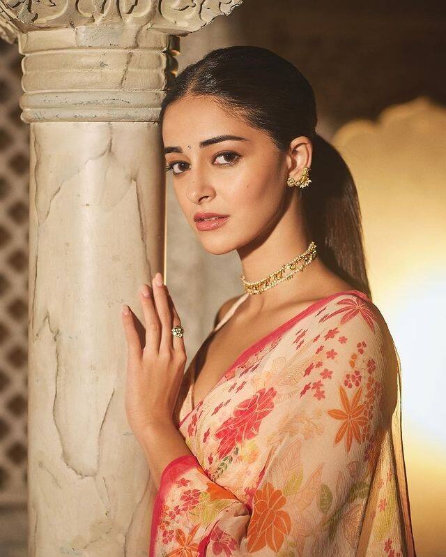 આ તસવીરોમાં અભિનેત્રી અનન્યા પાંડેએ પિન્ક કલરની જૉર્જેટ સાડી પહેરેલી છે, જેમાં તે એકદમ ગ્લેમરસ લાગી રહી છે.