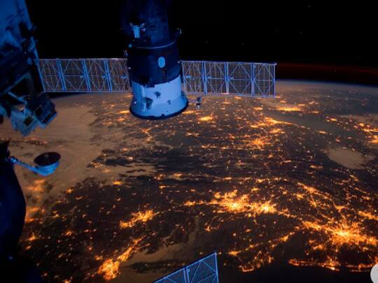 Amazing Video: ਰਾਤ ਦੇ ਹਨੇਰੇ 'ਚ ਇਸ ਤਰ੍ਹਾਂ ਦਿਸਦੀ ਹੈ ਧਰਤੀ, ਦੂਰ ਪੁਲਾੜ ਤੋਂ ਕੈਦ ਹੋਈ ਵੀਡੀਓ, ਪਰ ਲੋਕਾਂ ਨੂੰ ਦਿਖੀ ਇੱਕ ਖਾਸ ਚੀਜ਼!