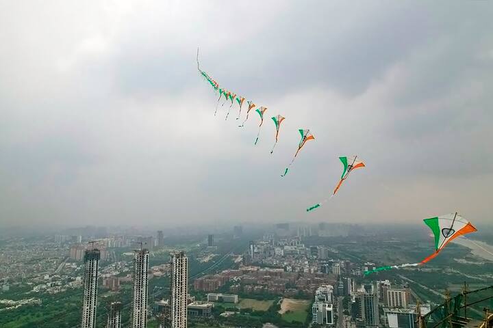 नोयडा येथे हजारो तिरंगी पतंग उंच आकाशात गवसणी घालत असल्याचं दृश्य पाहायला मिळालं (Photo : PTI)