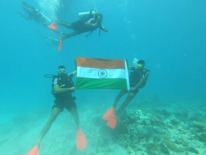 देशभरात 77 वा स्वातंत्र्यदिन साजरा झाला, भारतीय नौदलातील जवानांनी पाण्याच्या खाली तिरंगा फडकावला! (Photo : PTI)