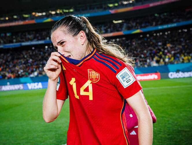 இந்த ஆட்டத்தில் 63 சதவீதம் ஸ்பெயின் அணி ஆதிக்கம் செலுத்தினாலும் அவர்கள் முதல் பாதியில் கோல் அடிக்க முடியவில்லை.