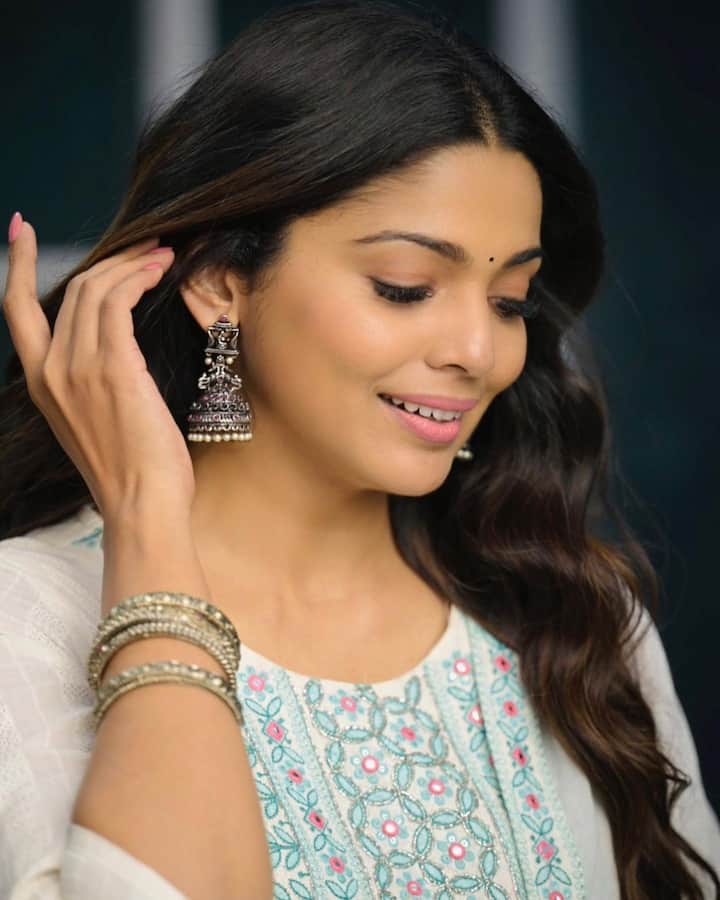 अभिनेत्री पूजा सावंत (Pooja Sawant) ही तिच्या अभिनयानं आणि ग्लॅमरस स्टाईलनं प्रेक्षकांची मनं जिंकते.