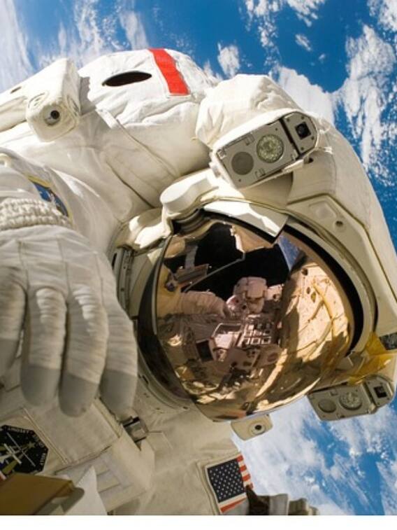 चांद पर क्यों पहनना पड़ता है स्पेस सूट?