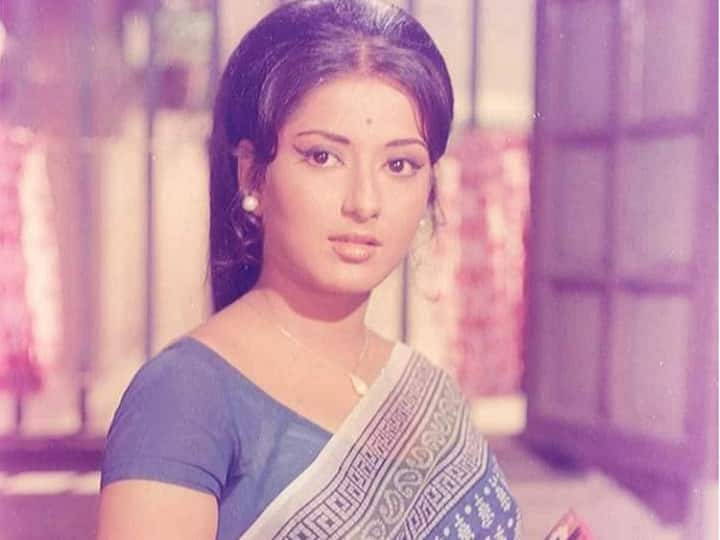 Bollywood Kissa: 70 के दशक में मौसमी चटर्जी ना सिर्फ अपनी एक्टिंग बल्कि चुलबुले अंदाज के लिए भी जानी जाती थीं. लेकिन क्या आप जानते हैं कि एक्ट्रेस को सेट पर अक्सर कमरे में लॉक कर दिया जाता था.