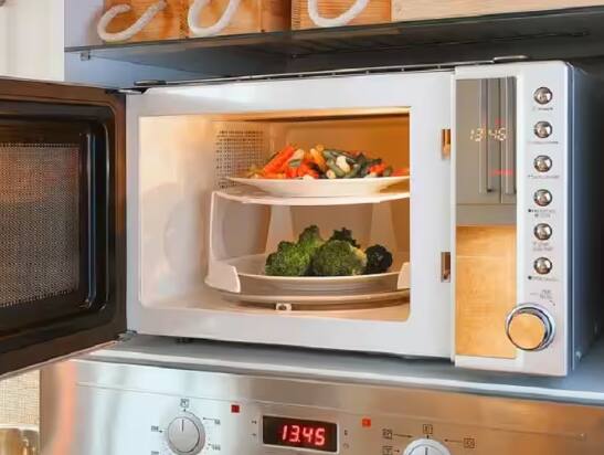 Microwave oven: ਤੁਸੀਂ ਘਰ ਵਿੱਚ ਭੋਜਨ ਨੂੰ ਤੁਰੰਤ ਗਰਮ ਕਰਨ ਜਾਂ ਪਕਾਉਣ ਲਈ ਮਾਈਕ੍ਰੋਵੇਵ ਓਵਨ ਦੀ ਵਰਤੋਂ ਕਰਦੇ ਹੋ। ਪਰ ਕੀ ਤੁਸੀਂ ਕਦੇ ਗੌਰ ਕੀਤਾ ਹੈ ਕਿ ਆਖਿਰ ਇੰਸਟੈਂਟ ਗਰਮ ਜਾਂ ਕਿਵੇਂ ਪੱਕ ਜਾਂਦੀ ਹੈ। ਇਸ ਦੀ ਤਕਨਾਲੌਜੀ ਨੂੰ ਇੱਥੇ ਸਮਝੋ।