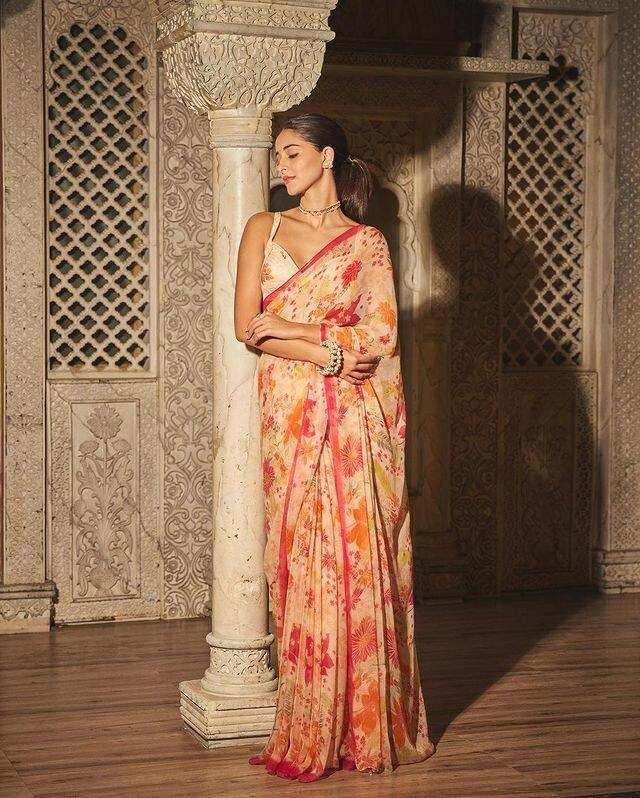 Ananya Panday Saree Look: અભિનેત્રી અનન્યા પાંડે તેના બૉલ્ડ અને ગ્લેમરસ ફોટાઝ શેર કરીને ફેન્સના દિલને એક અલગ જ જગ્યા બનાવી ચૂકી છે. તેના દરેક કિલર લૂકને જોઈને લોકોની નજર તેના પરથી હટવાનું નામ નથી લેતી. હાલના દિવસોમાં અભિનેત્રી પોતાના ઇન્સ્ટાગ્રામ એકાઉન્ટ પર તેના નવા એથનિક લૂક્સને શેર કરવામાં બિઝી છે. આ તસવીરોમાં તેની આકર્ષક સ્ટાઈલ ફેન્સના દિલ પર અસર કરી રહી છે. જુઓ હાલનો અનન્યા પાંડેનો ગૉર્ઝિયસ સાડી લૂક.....