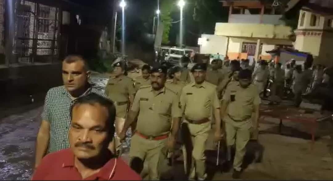 Vadodara: once again group clash in padra gametha, more than 250 people accidentally attacks in near police station area Vadodara: પાદરામાં ફરી જૂથ અથડામણ, PI સૂલેહ કરાવી રહ્યાં હતા ત્યારે જ 250 લોકોના ટોળાએ કર્યો હુમલો