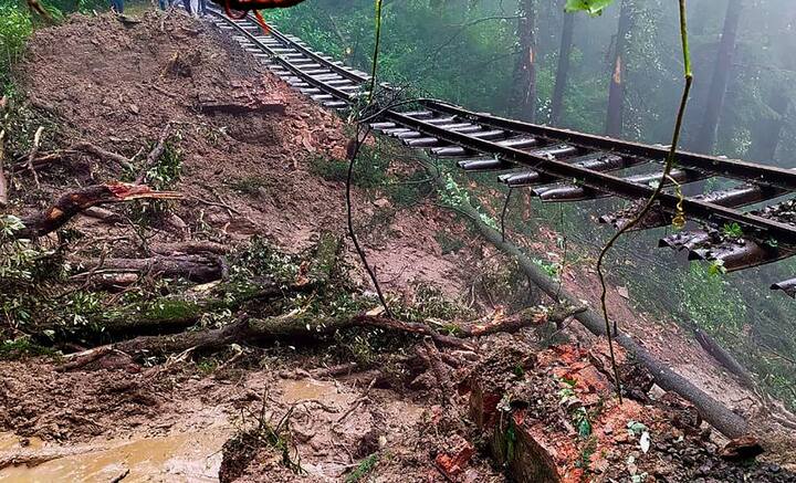 বুধবার সকালেই সামার হিলে ধসে চাপা পড়ে মৃত্যু হয়েছে এক ব্যক্তির। কালকা-শিমলা রেল রুটে মাটি ধসে গিয়ে শূন্যে ঝুলতে দেখা গিয়েছে লোহার রেললাইনকে।