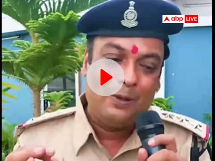 Singer of Ambikapur Chhattisgarh sang song of film Border wearing police uniform ANN Independence Day 2023: अम्बिकापुर के गायक ने पुलिस की वर्दी पहनकर गाया फिल्म बॉर्डर का गाना, वीडियो हुआ वायरल