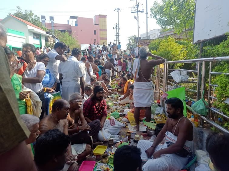 Aadi Amavasai Tharpanam 2023: People throng Srirangam Amma Mandapam to offer Tharpanam TNN Aadi Amavasai 2023: ஆடி அமாவாசை: ஸ்ரீரங்கம் அம்மா மண்டபத்தில் தர்ப்பணம் கொடுக்க குவிந்த மக்கள்