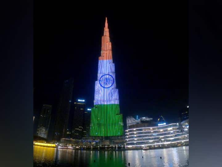 Worlds tallest building Burj Khalifa celebrated India Independence Day projection of Tricolor Jai Hind दुनिया की सबसे ऊंची इमारत बुर्ज खलीफा पर चढ़ा तिरंगे का रंग, 'जय हिंद' भी आया नजर
